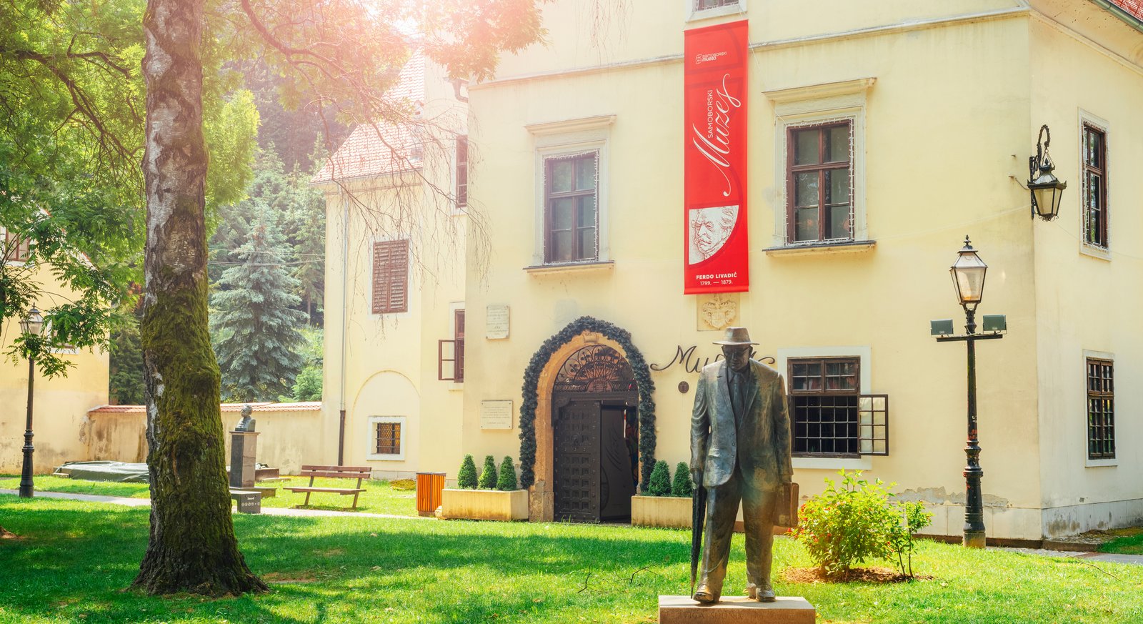 Gradski muzej Samobor i kip Augusta Šenoe