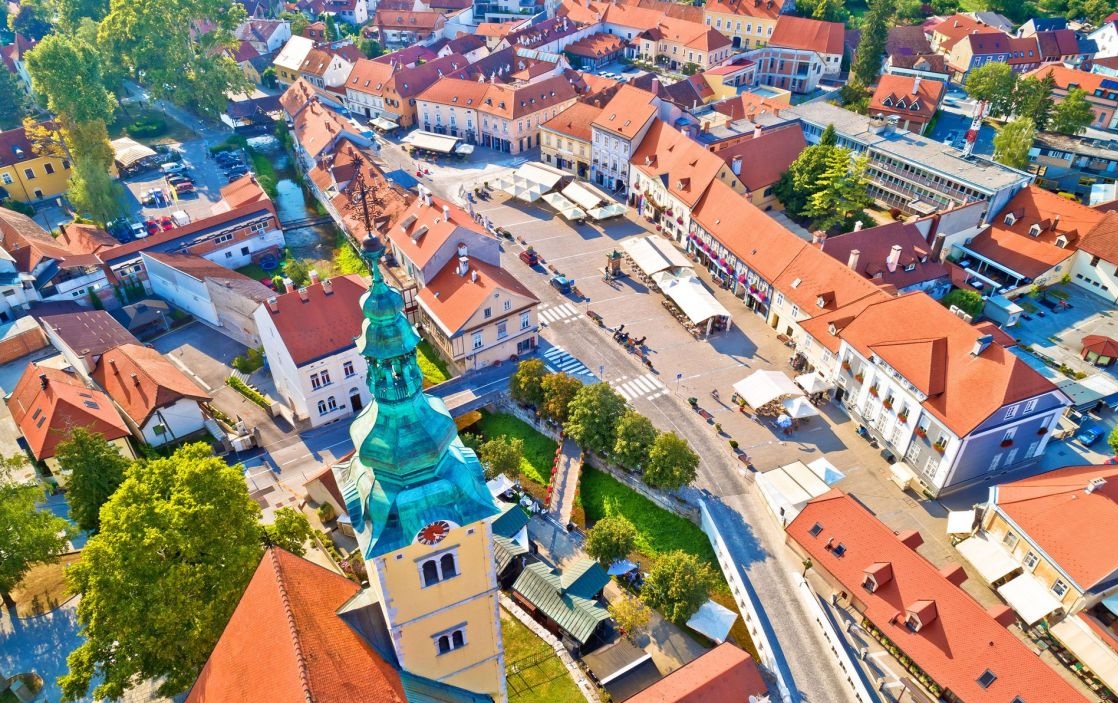Samobor — pogled iz zraka, grad u zagrljaju gora